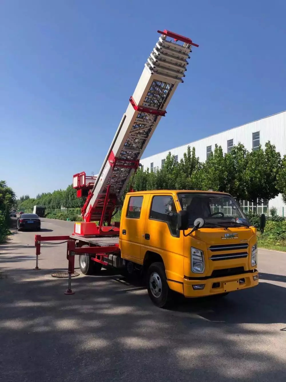 龙口附近的云梯车出租服务：轻松解决高空作业需求